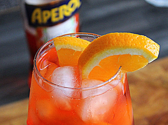 Aperitivo con Aperol, ghiaccio e fette di arancia