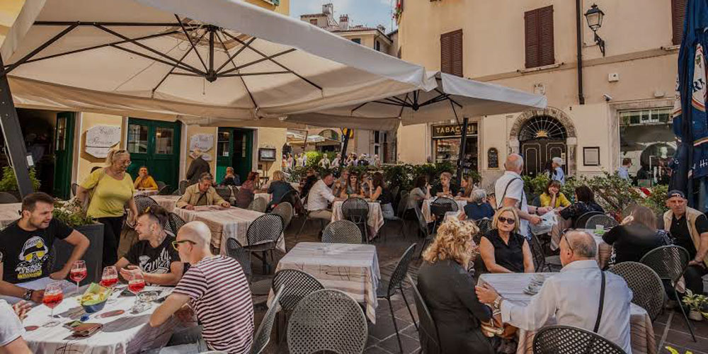 Ospiti ai tavoli del dehors del Caffè Floriam