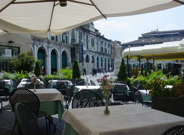 Dehors con ombrelloni e vista su Piazza della Loggia a Brescia