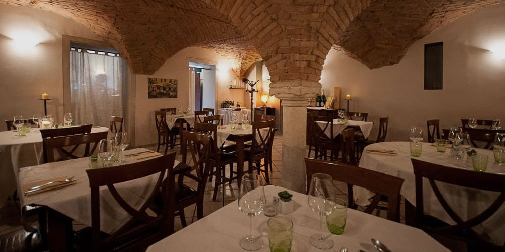 Sala del Caffè Floriam con tavoli apparecchiati e volte in mattoni